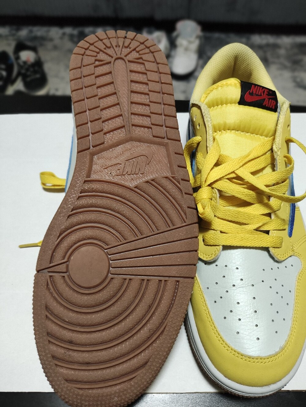 Nike Men Yellow, White & Blue Low-Top Sneakers